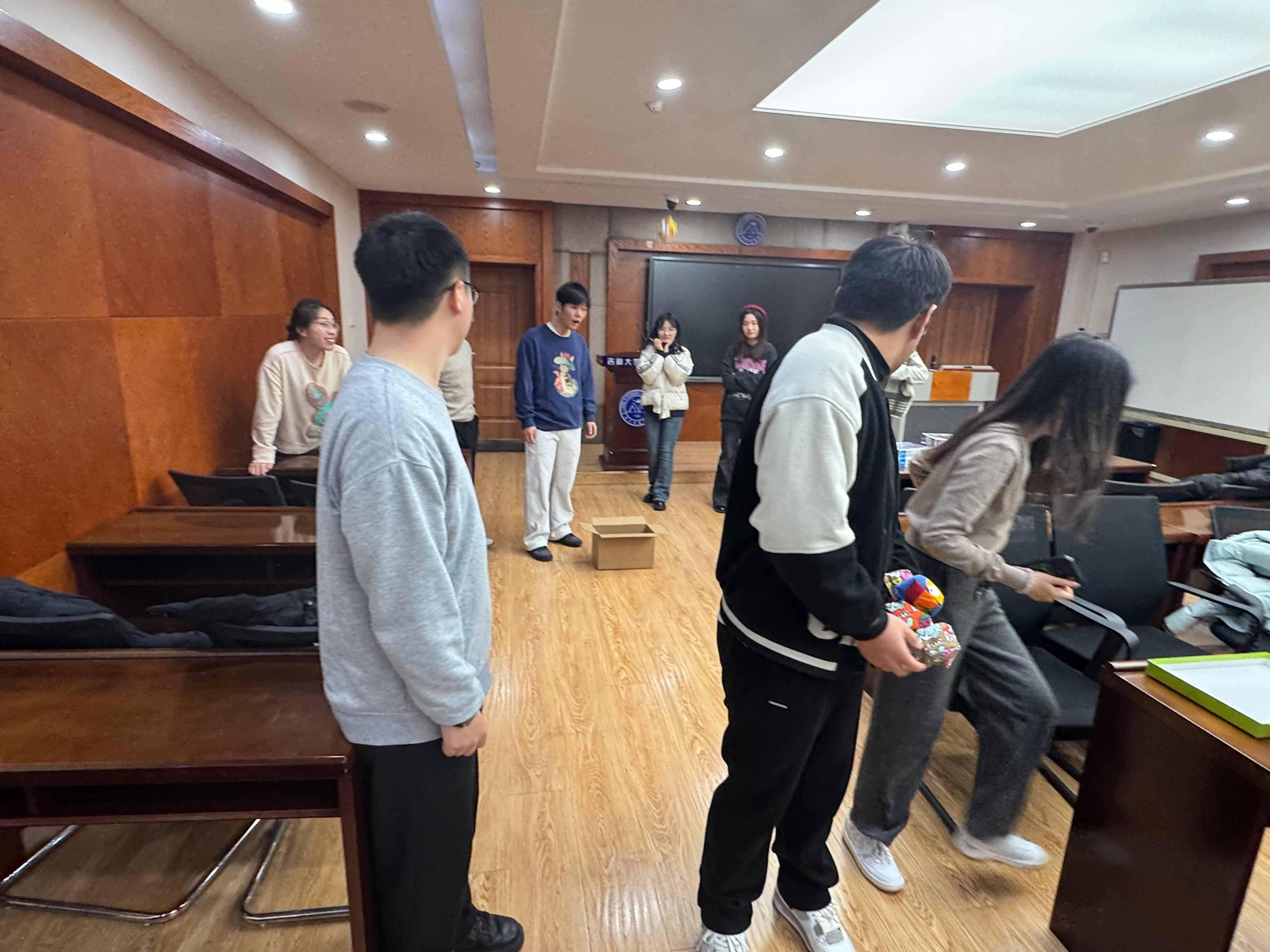 2025年“朋辈协力·心理成长”系列活动——数学学院研究生成功开展四院联合“青春跃动，心灵同行”团体交流活动